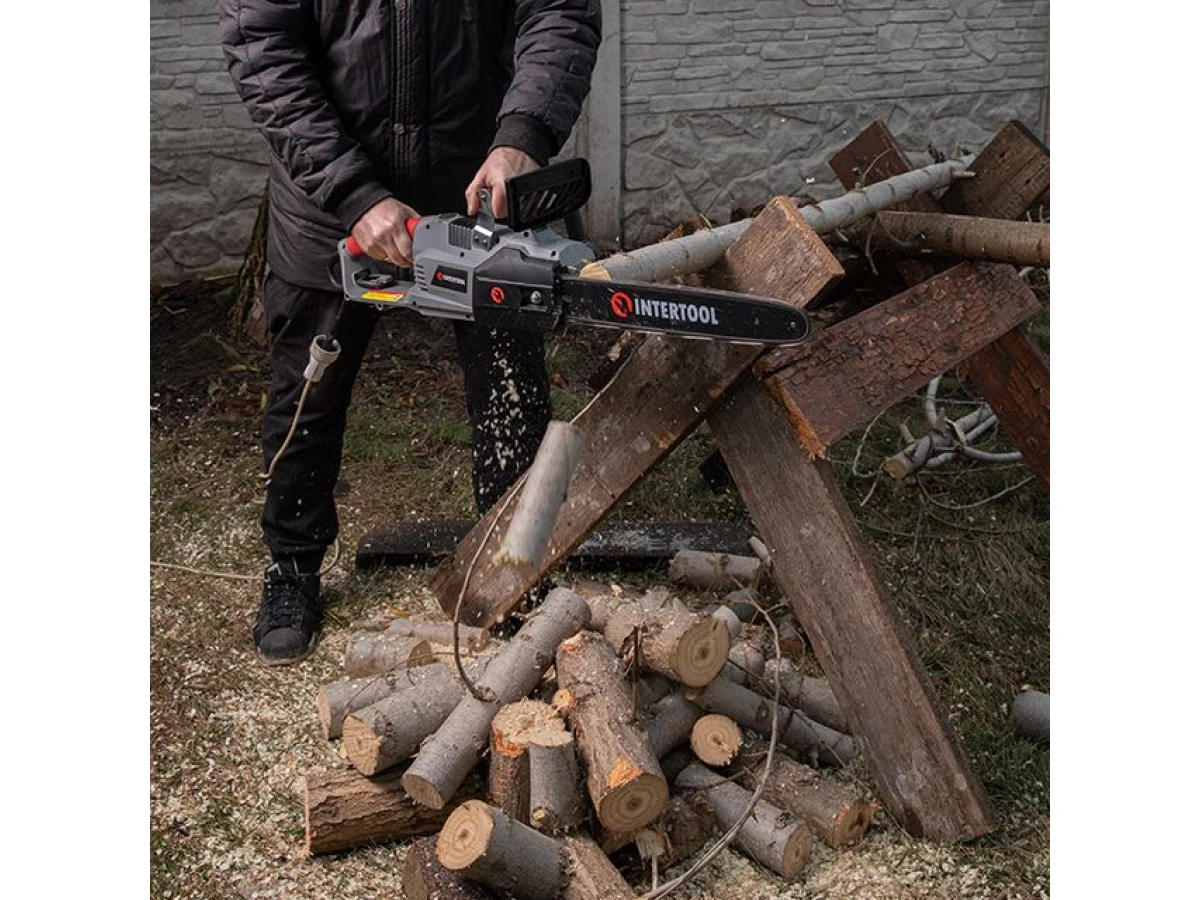 Пила ланцюгова електрична 2400 Вт, шина 40 см, плавний пуск, прямий двигун INTERTOOL DT-2204 