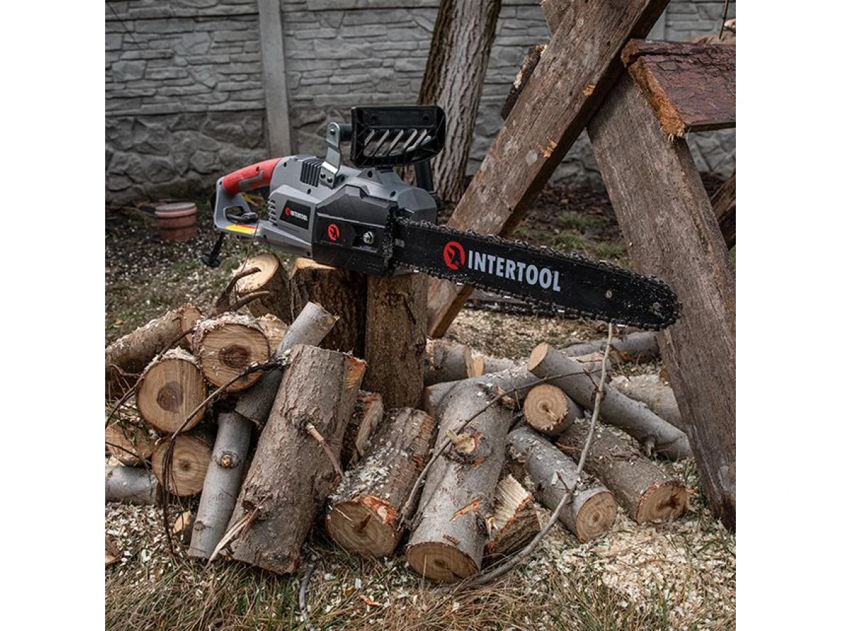 Пила ланцюгова електрична 2400 Вт, шина 40 см, плавний пуск, прямий двигун INTERTOOL DT-2204 