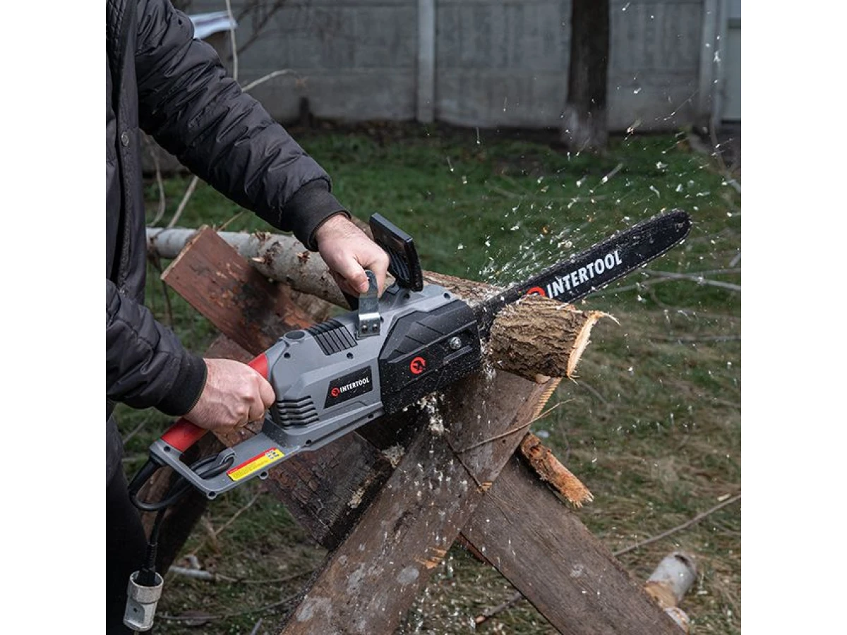 Пила ланцюгова електрична 2400 Вт, шина 40 см, плавний пуск, прямий двигун INTERTOOL DT-2204 