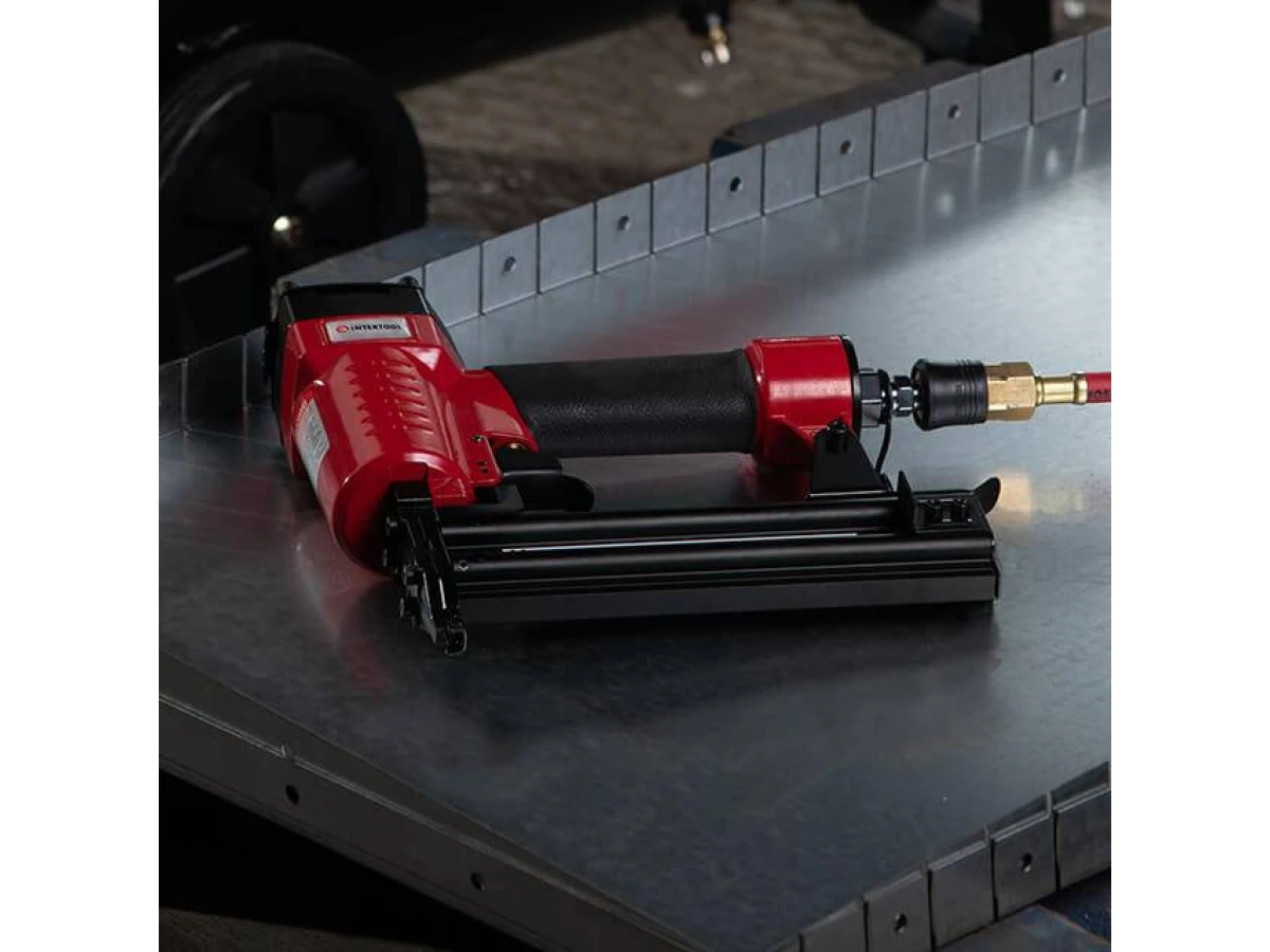 Степлер пневматичний для цвяхів від 15 до 50 мм INTERTOOL PT-1603 