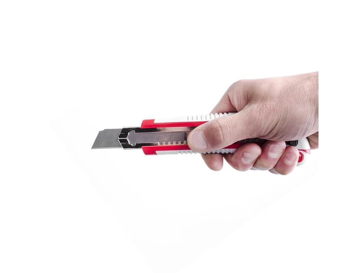 Ніж з 3-ма відламними лезами 18 мм, металева напрямна, протиковзний корпус INTERTOOL HT-0508 