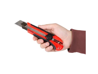 Ніж з металевою напрямною під лезо 25 мм, прогумована рукоятка INTERTOOL HT-0526