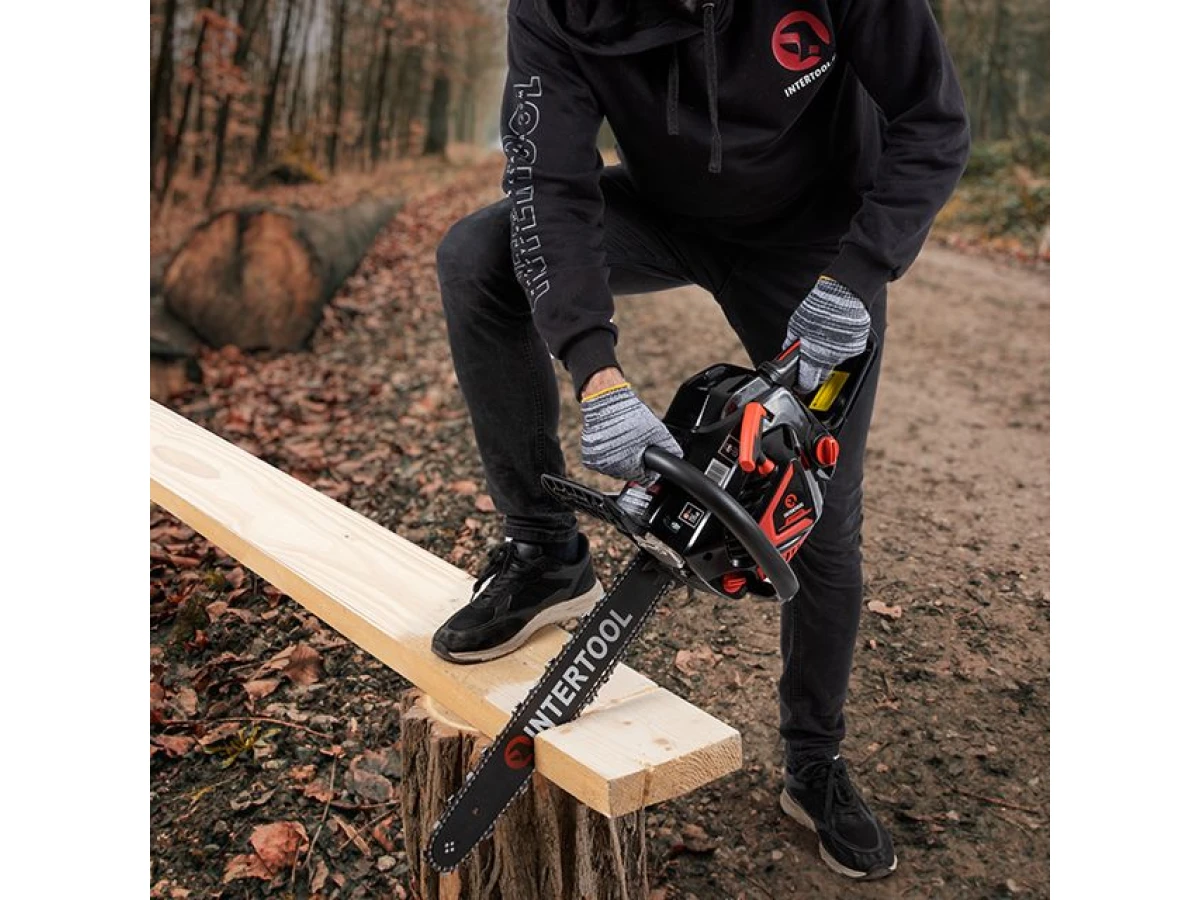 Бензопила ланцюгова 2.6 кВт., 58 см3, шина 45 см/18", шаг 0,325", мін/макс. 3200/10500 об/хв, STORM INTERTOOL WT-0640 