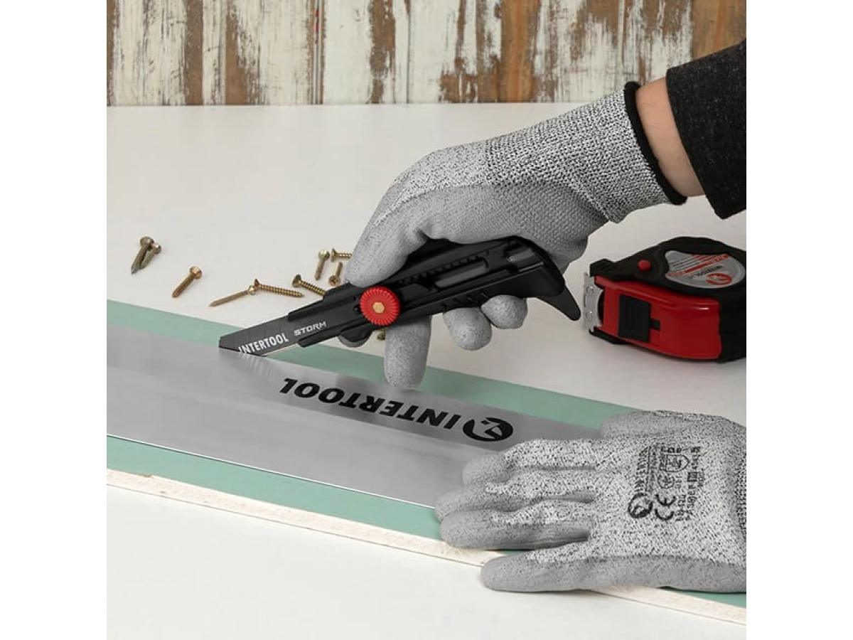 Нож сегментный для линолеума 18 мм, металлическая направляющая, винтовая фиксация STORM INTERTOOL HT-0539 