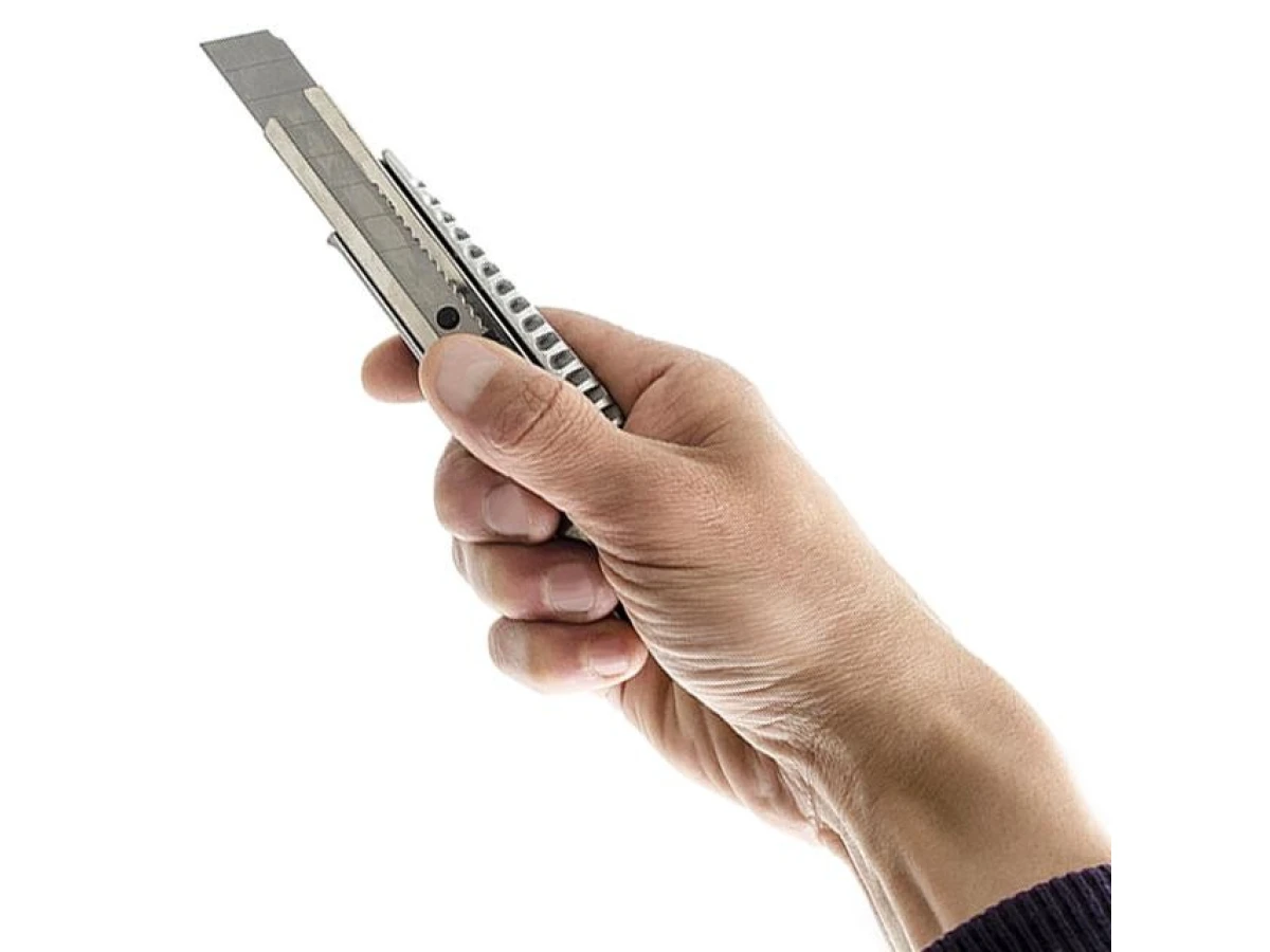 Ніж з відламним лезом 18 мм, з металевою напрямною, протиковзкий корпус INTERTOOL HT-0504 