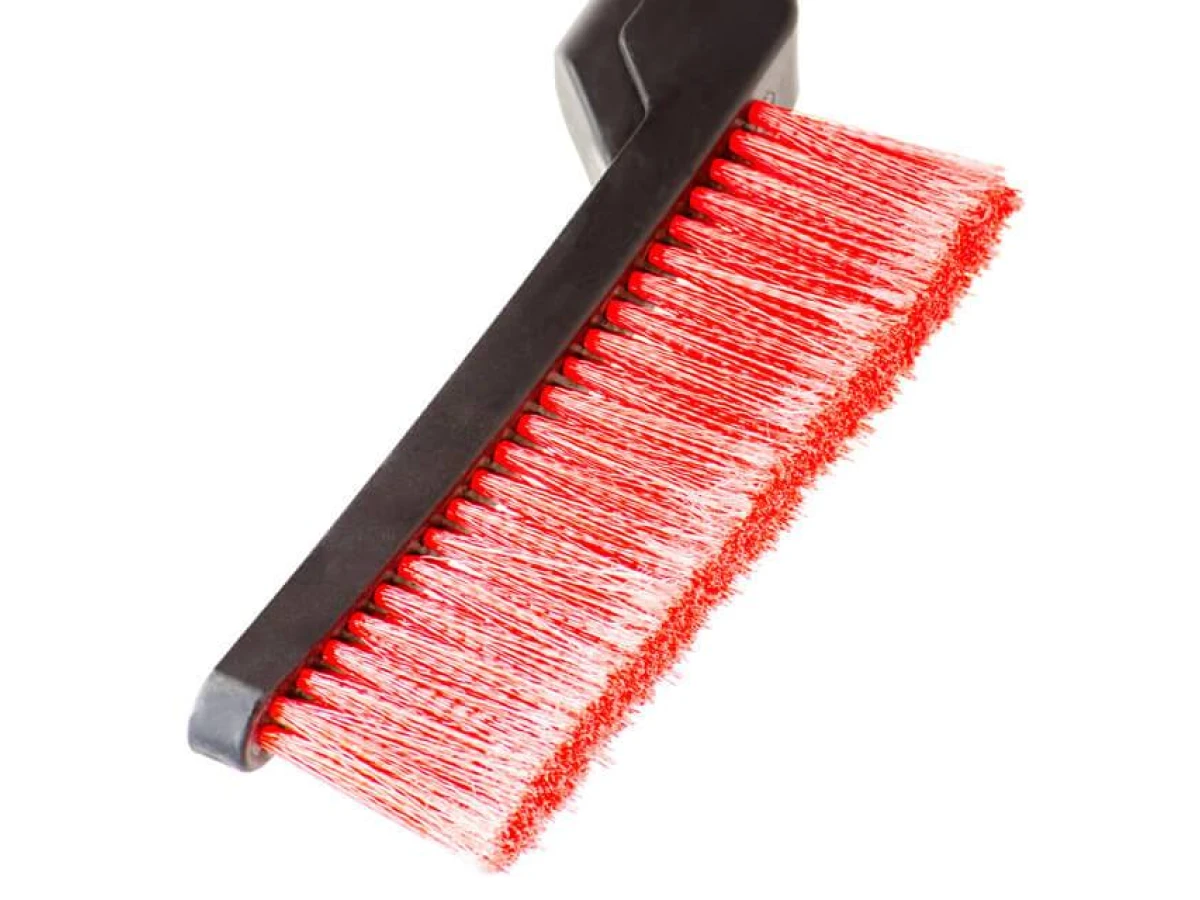 Щітка зі шкребком 61 см INTERTOOL AT-0115 