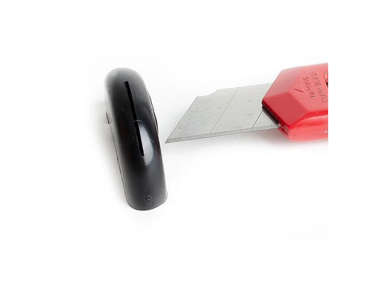 Ніж прорізний з відламним лезом 18 мм INTERTOOL HT-0500 