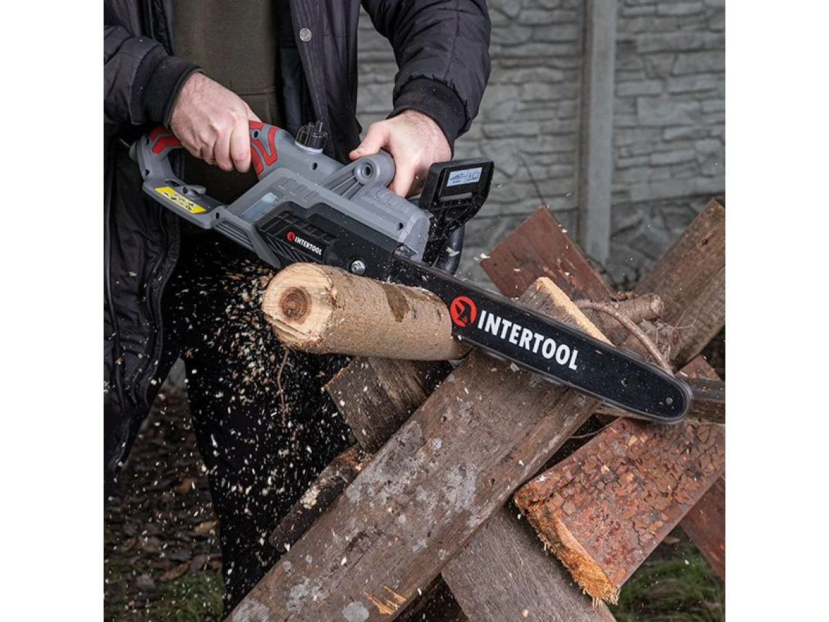 Пила цепная электрическая 2400 Вт, шина 40 см, боковой двигатель INTERTOOL DT-2201 