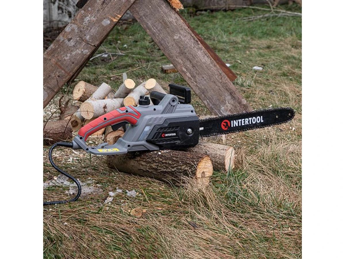 Пила цепная электрическая 2400 Вт, шина 40 см, боковой двигатель INTERTOOL DT-2201 