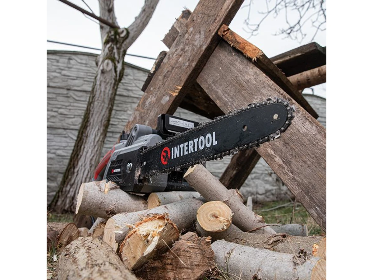 Пила цепная электрическая 2400 Вт, шина 40 см, боковой двигатель INTERTOOL DT-2201 