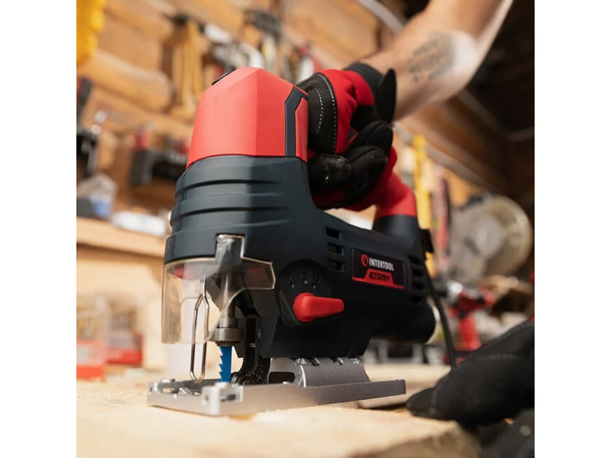 Электролобзик 810 Вт, 800-2900 ход/мин, бесключевой патрон, макс. гл. распила 80 мм, алюминиевая платформа, led-подсветка INTERTOOL WT-0490 