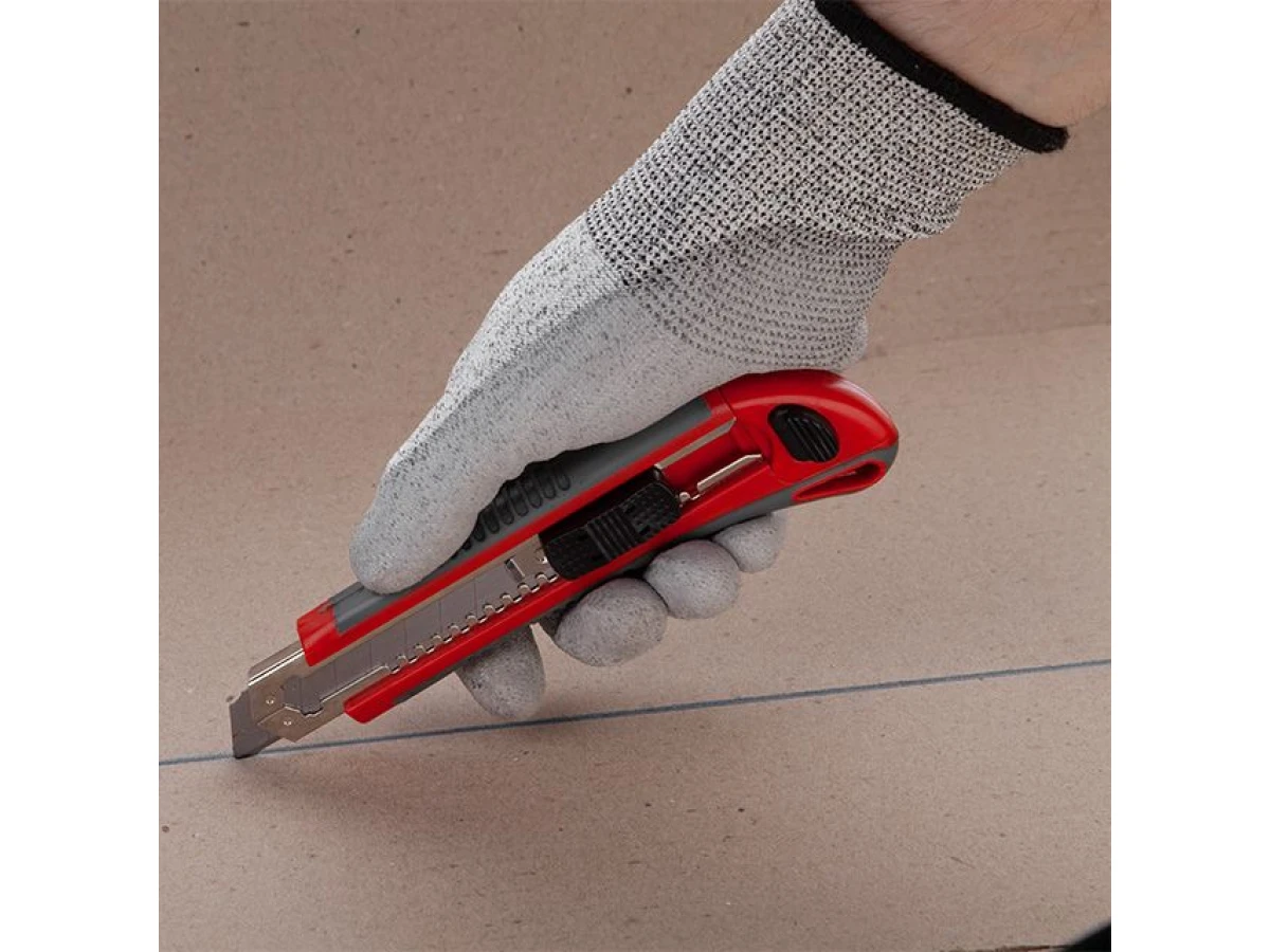 Ніж з 3-ма відламними лезами 18 мм, металева напрямна, протиковзний корпус INTERTOOL HT-0508 