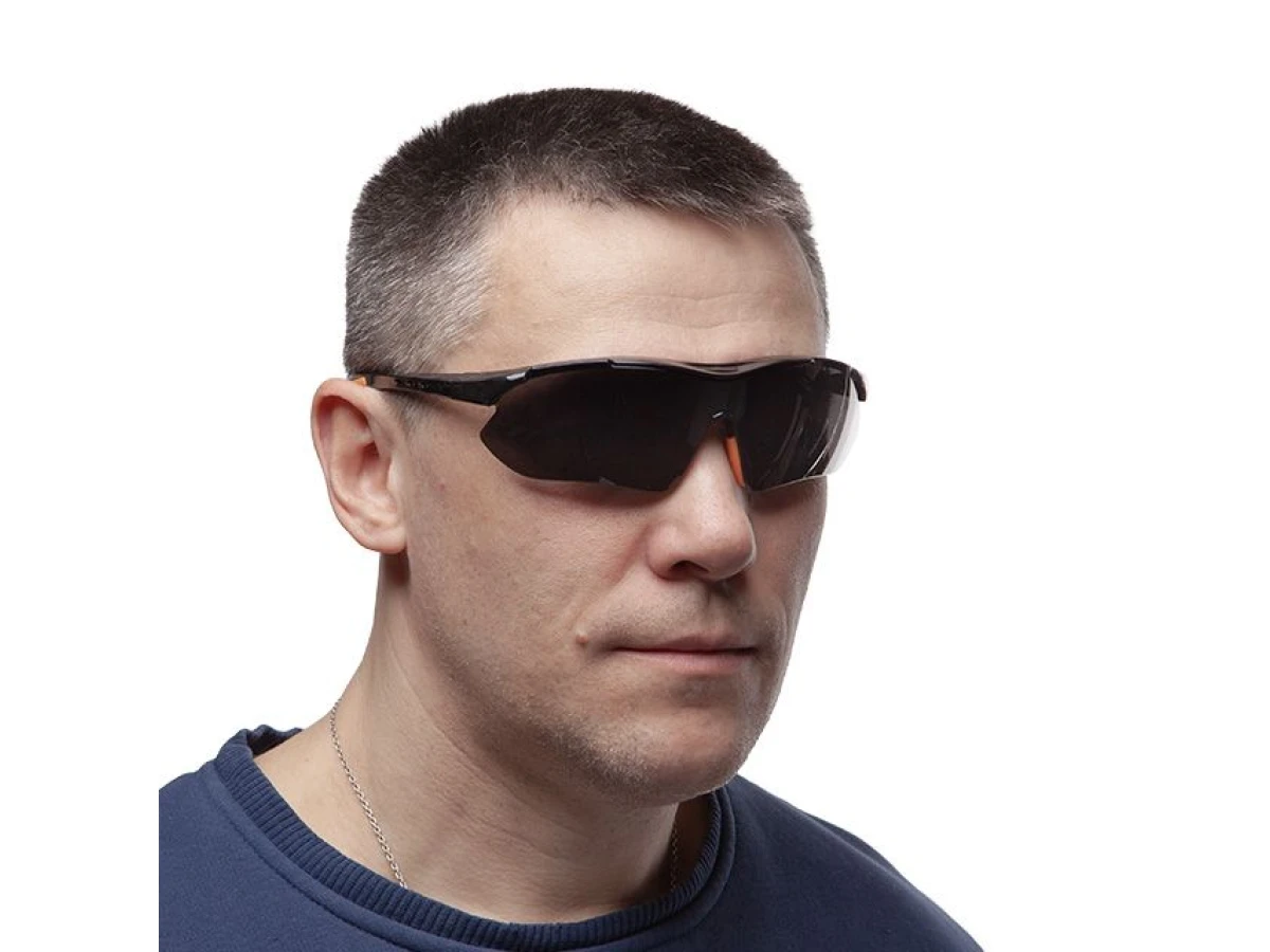 Очки защитные затемненные, материал линз поликарбонат, заушины черного цвета, материал нейлон, резиновая накладка для носа, защита от удара INTERTOOL 