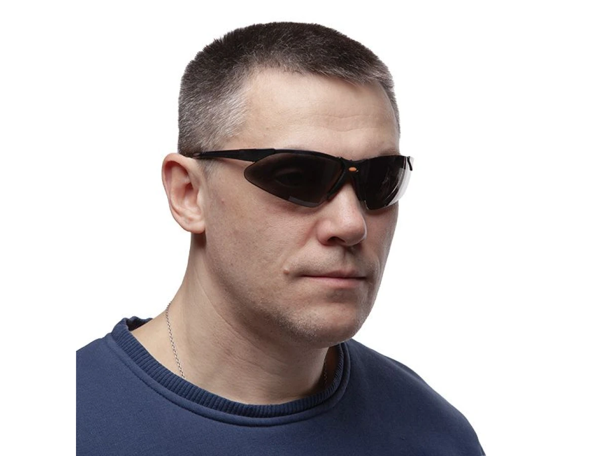 Очки защитные затемненные, материал поликарбонат,заушины черного цвета, материал нейлон, резиновая накладка для носа,защита от удара INTERTOOL SP-0097 