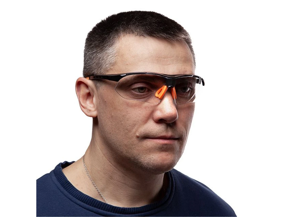 Очки защитные прозрачные, материал линз поликарбонат, заушины черного цвета, материал нейлон, резиновая накладка для носа, защита от удара INTERTOOL SP-0092 