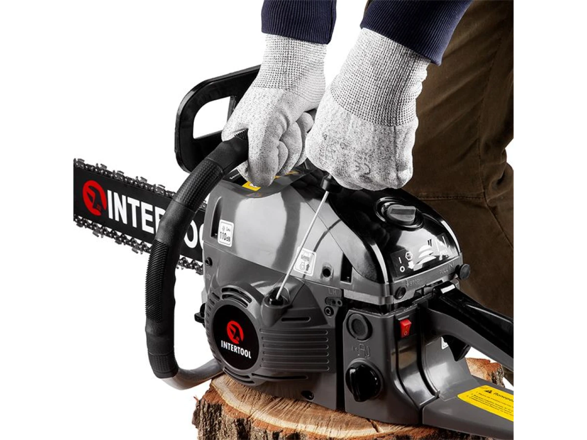 Бензопила ланцюгова 2.4 кВт., 52 см3, шина 45 см/18", шаг 0,325", мін/макс. 3200/11000 об/хв INTERTOOL DT-2208 
