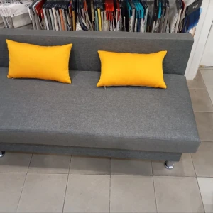 Компактний диван лаконічної форми на хромованих ніжках