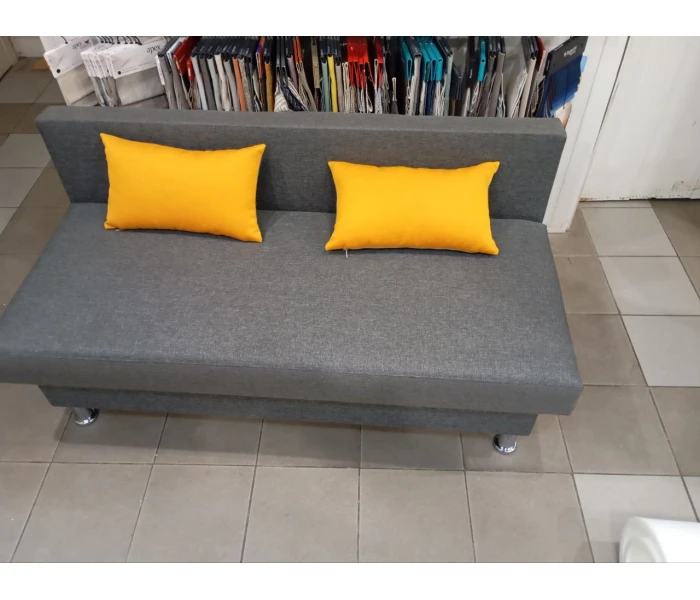 Компактний диван лаконічної форми на хромованих ніжках