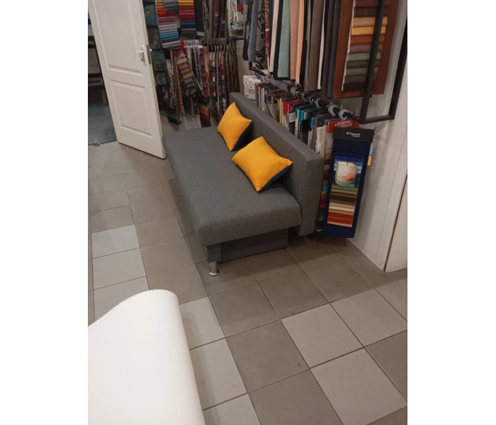 Компактний диван лаконічної форми на хромованих ніжках