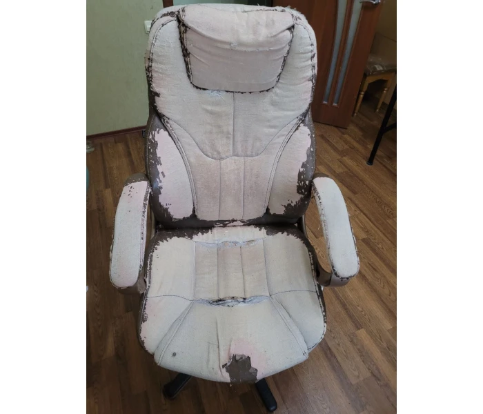 Повна перетяжка офісного крісла в гірчичний велюр