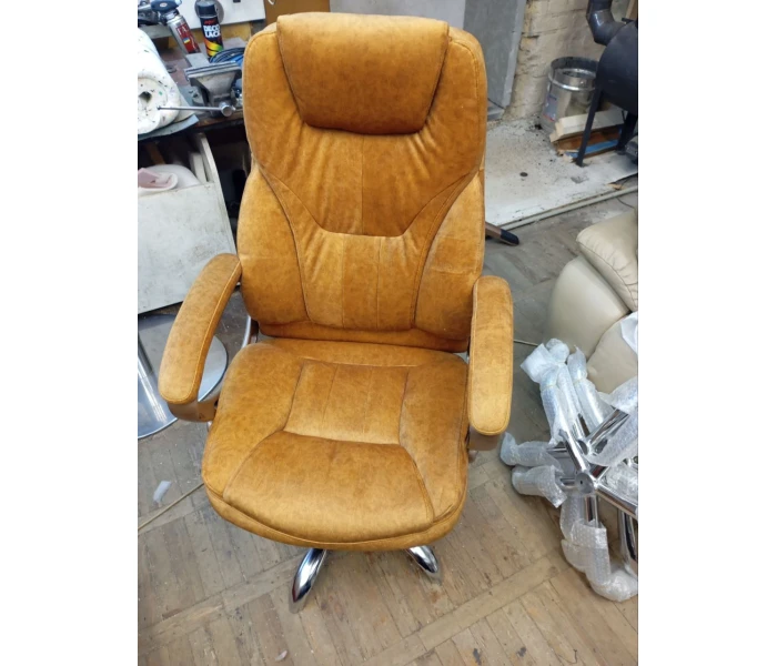 Повна перетяжка офісного крісла в гірчичний велюр