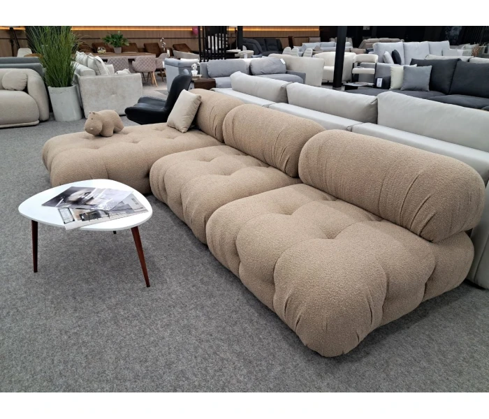 Бежевый модульный диван с объемными подушками