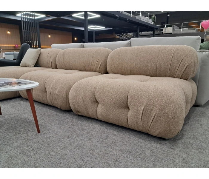 Бежевый модульный диван с объемными подушками