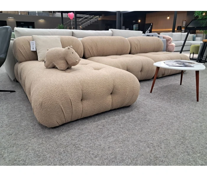 Бежевый модульный диван с объемными подушками