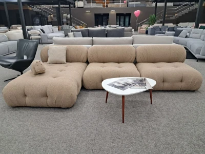 Бежевий модульний диван з об'ємними подушками