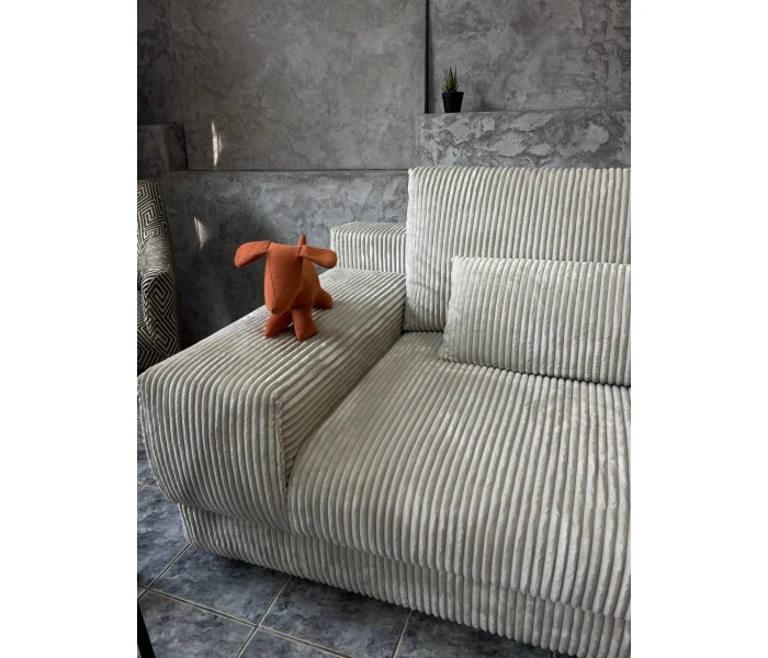 Низький прямий диван з широкими підлокітниками