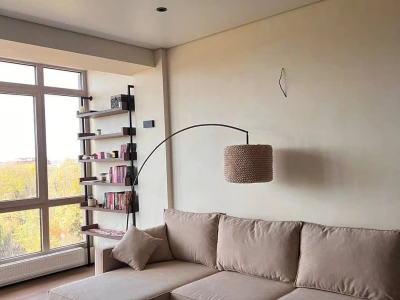 Секционный диван для гостиной с мягкими подушками