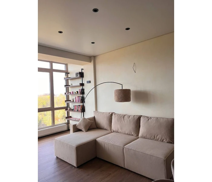 Секционный диван для гостиной с мягкими подушками