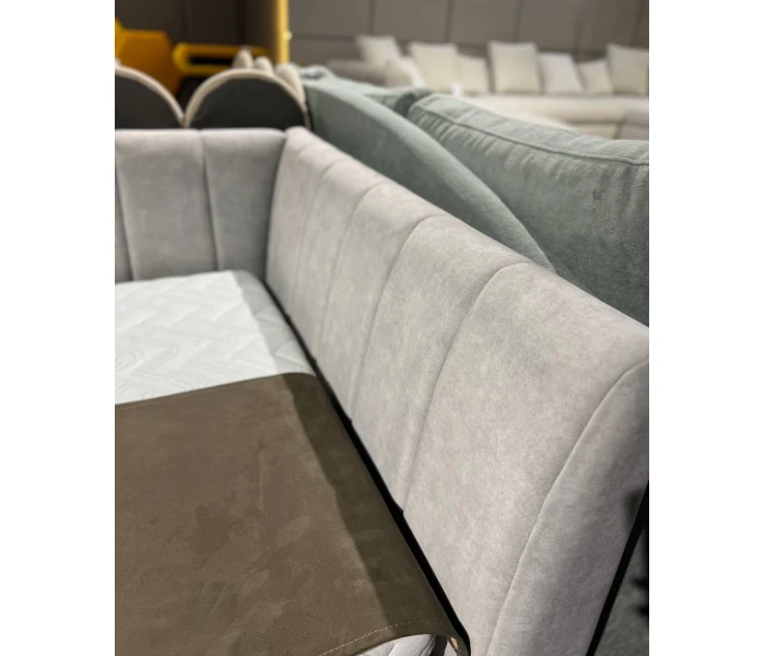 Светло-серая тахта с высокими бортиками и вертикальной рельефной стяжкой