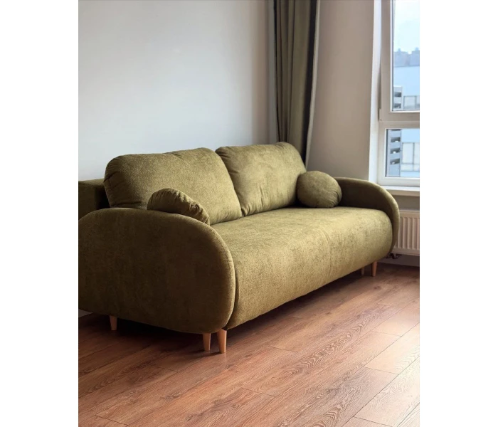 Диван оливкового кольору з округлими формами