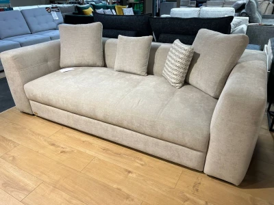 Світлий диван з масивними підлокітниками та м'яким каркасом