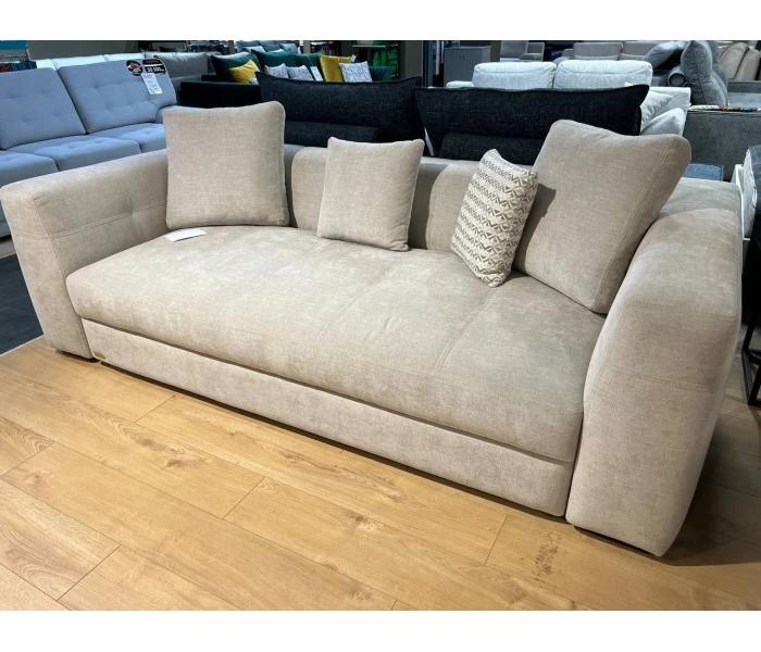 Світлий диван з масивними підлокітниками та м'яким каркасом