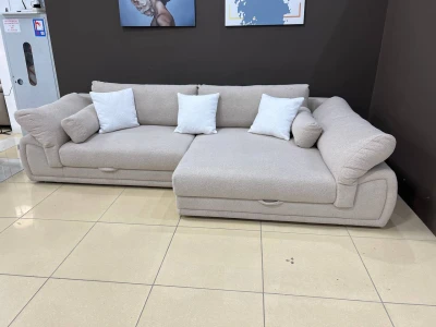 Кутовий диван світло-бежевий з м'якими валиками 