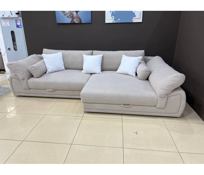 Кутовий диван світло-бежевий з м'якими валиками 