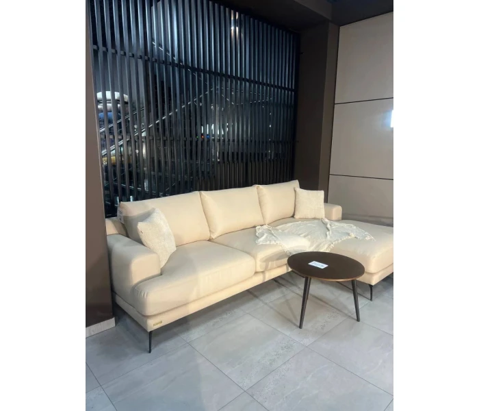 Сучасний L-подібний диван на металевих ніжках