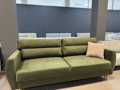 Прямий розкладний диван на дерев'яних ніжках 