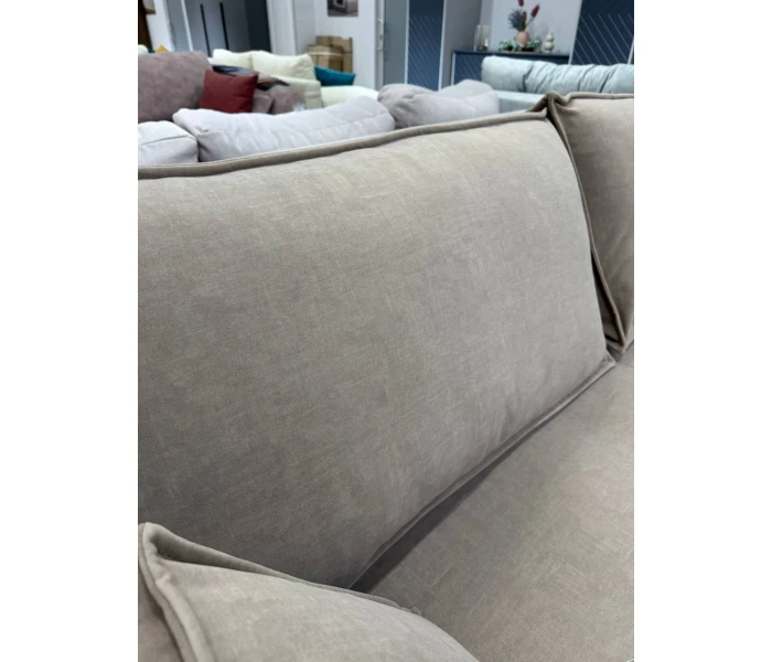 Прямой диван-софа в теплом песочном оттенке