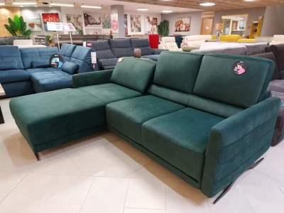 Угловой диван-кровать с мягкими спинками.