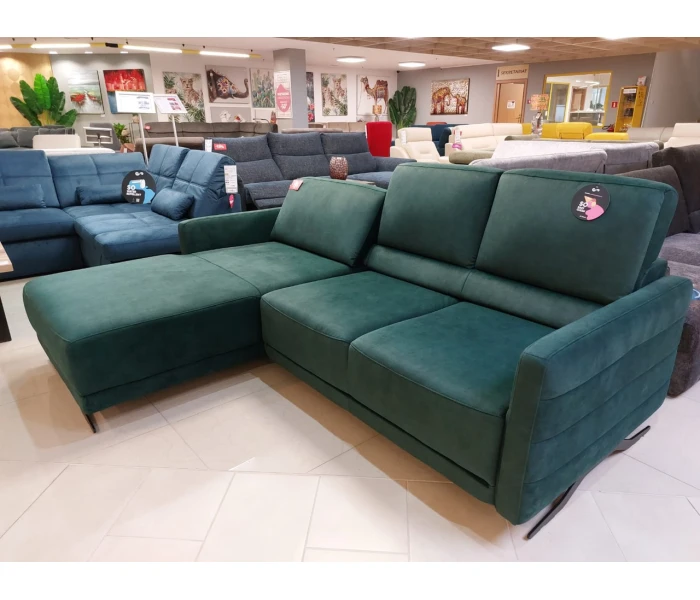 Угловой диван-кровать с мягкими спинками.