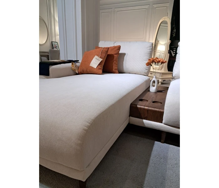 Угловой диван с интегрированным столиком-подлокотником