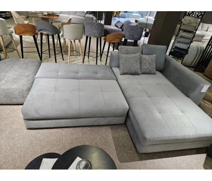 Массивный U-образный диван для просторных гостиных