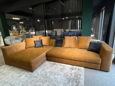 Угловой горчичный диван с глубокой посадкой