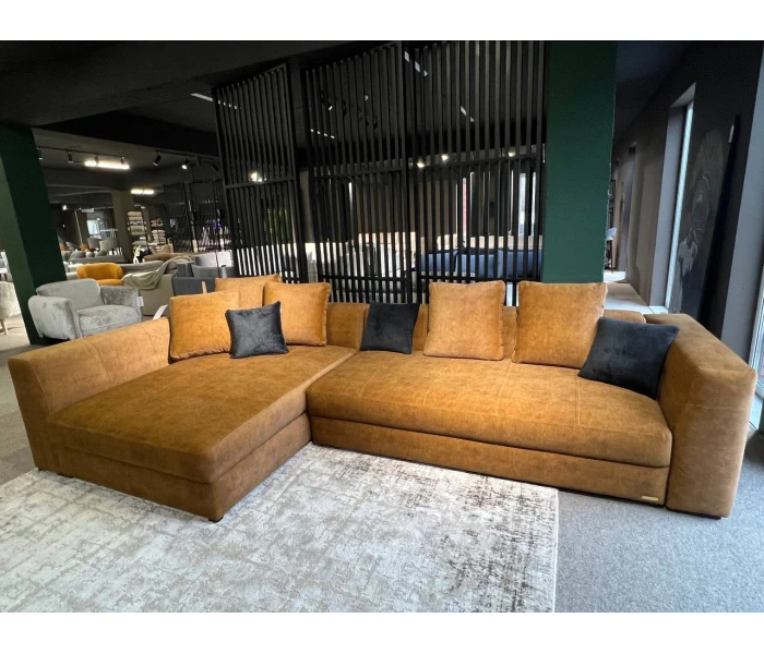 Угловой горчичный диван с глубокой посадкой