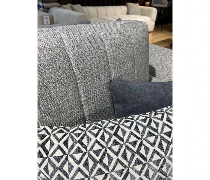 Диван у скандинавському стилі на дерев'яних ніжках