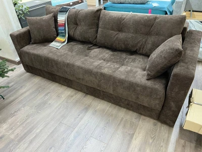 Шоколадний диван на низьких опорах з високими підлокітниками