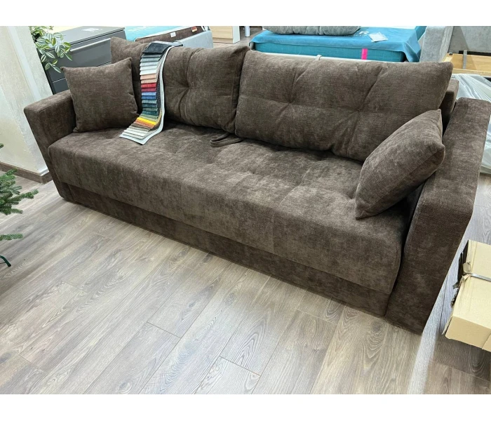 Шоколадний диван на низьких опорах з високими підлокітниками